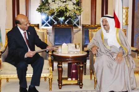 د. القربي يسلم أمير الكويت رسالة رئيس الجمهورية أمس